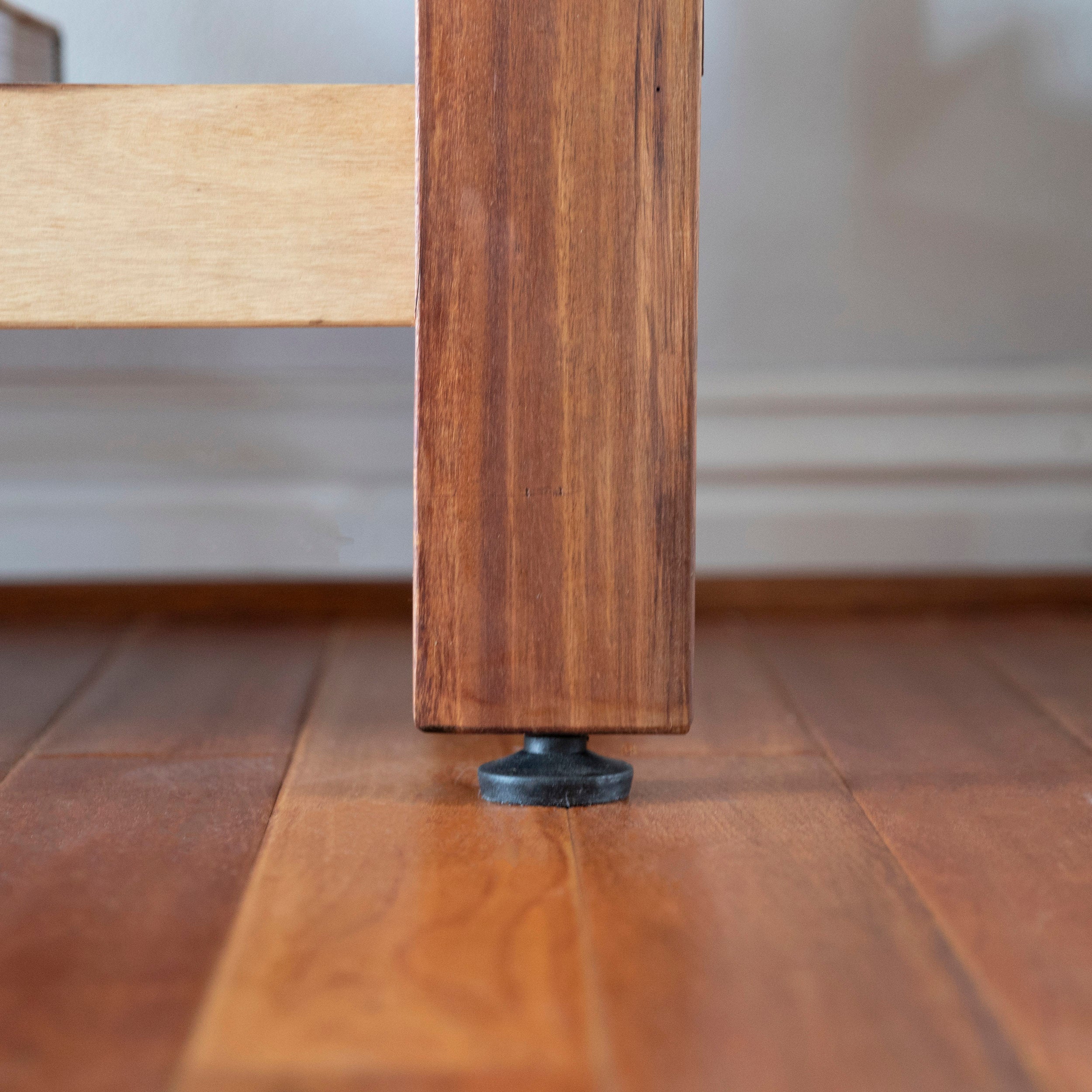 Sturdy table leg made of  Acacia Wood